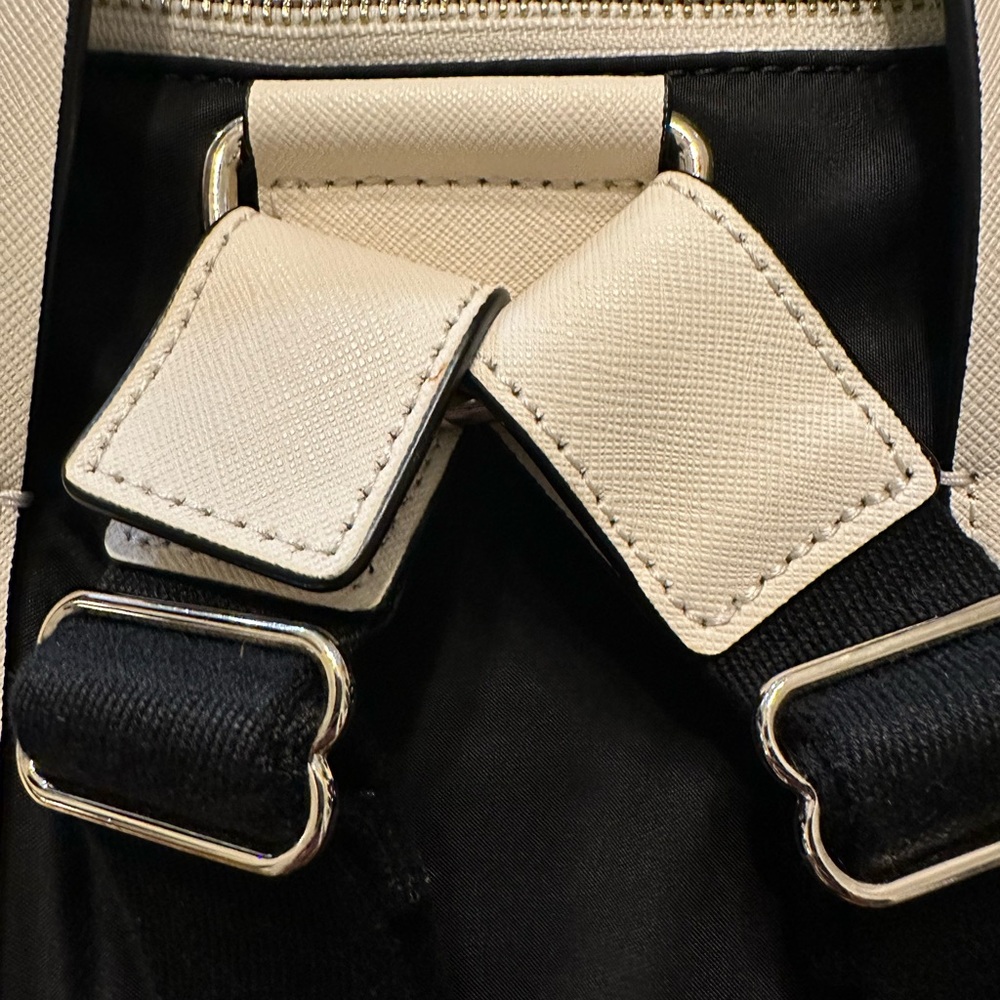Gorgeous HTF Henri Bendel Black & Ivory 3 Way JETSETTER Crossbody Backpack Mint! - Picture 5 of 16